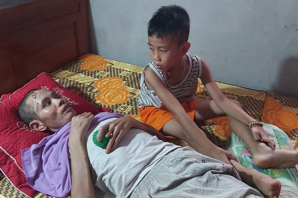 Xót thương người đàn ông từng bị lũ cuốn nhiều đêm khóc vật vã bên mộ con - 1 Xót thương người đàn ông từng bị lũ cuốn nhiều đêm khóc vật vã bên mộ con - 1
