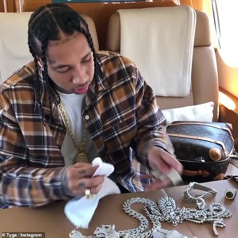 Rapper gốc Việt khoe vòng kim cương triệu đô - 2 Rapper gốc Việt khoe vòng kim cương triệu đô - 2