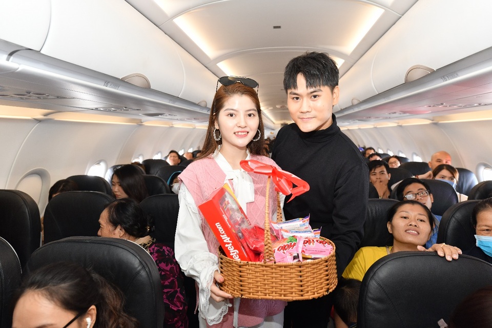 Cùng phái đẹp đi siêu thị “đặc biệt” trên độ cao 10.000 mét - 3