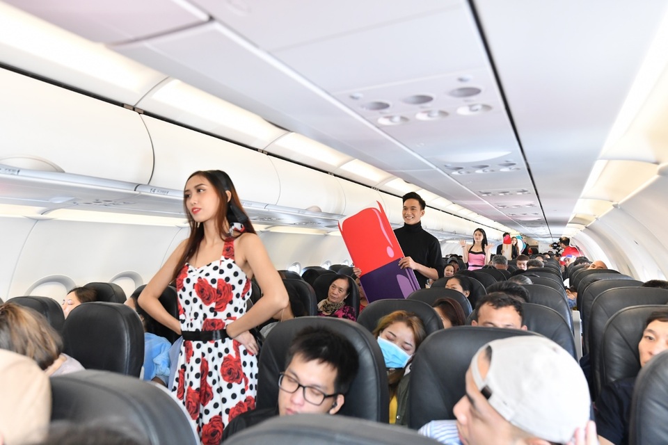 Cùng phái đẹp đi siêu thị “đặc biệt” trên độ cao 10.000 mét - 6