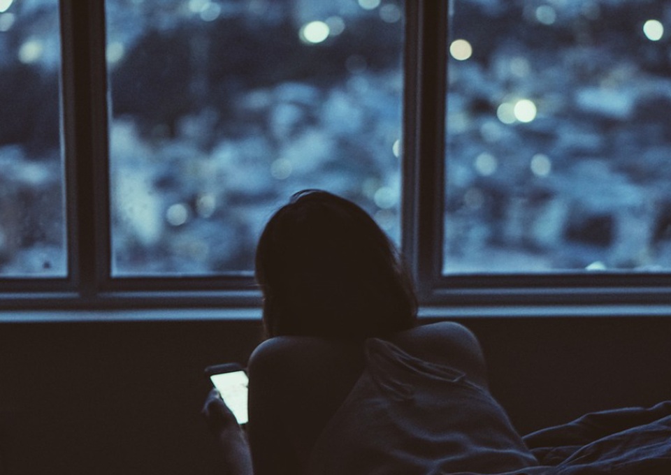 Cô gái 16 tuổi bị mù màu vì sử dụng điện thoại di động quá nhiều - 1 Cô gái 16 tuổi bị mù màu vì sử dụng điện thoại di động quá nhiều - 1