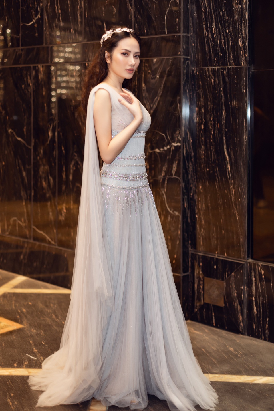 Hoa hậu Diệu Linh đẹp mong manh trong lần xuất hiện hiếm hoi sau khi đăng quang - 4 Hoa hậu Diệu Linh đẹp mong manh trong lần xuất hiện hiếm hoi sau khi đăng quang - 4