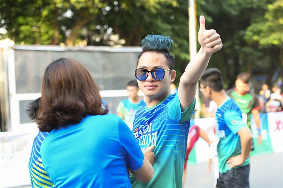 Tự Long, Thành Trung hào hứng thi chạy ở Hồ Gươm - 4 Tự Long, Thành Trung hào hứng thi chạy ở Hồ Gươm - 4