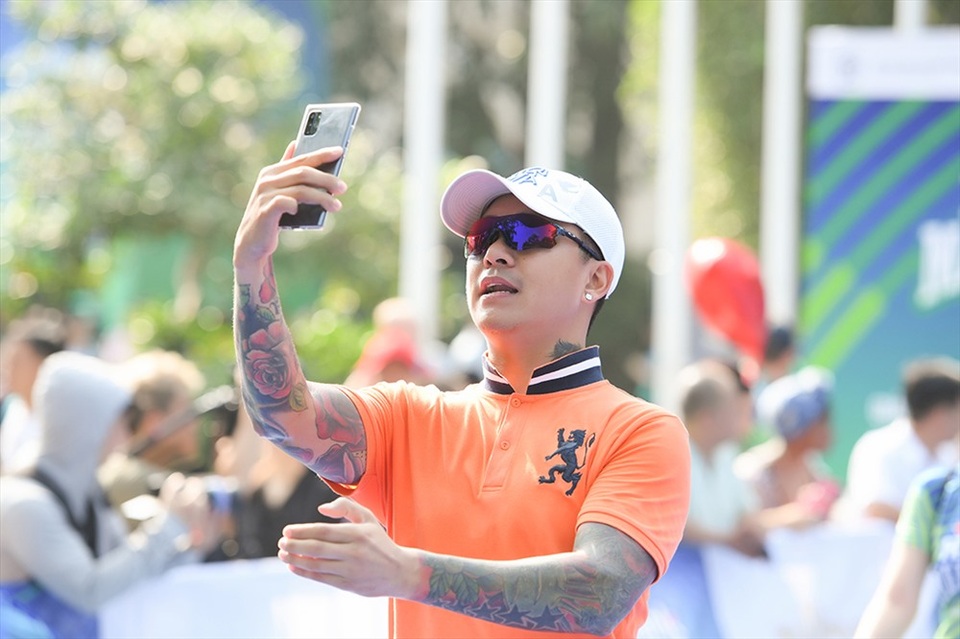 Tự Long, Thành Trung hào hứng thi chạy ở Hồ Gươm - 5 Tự Long, Thành Trung hào hứng thi chạy ở Hồ Gươm - 5