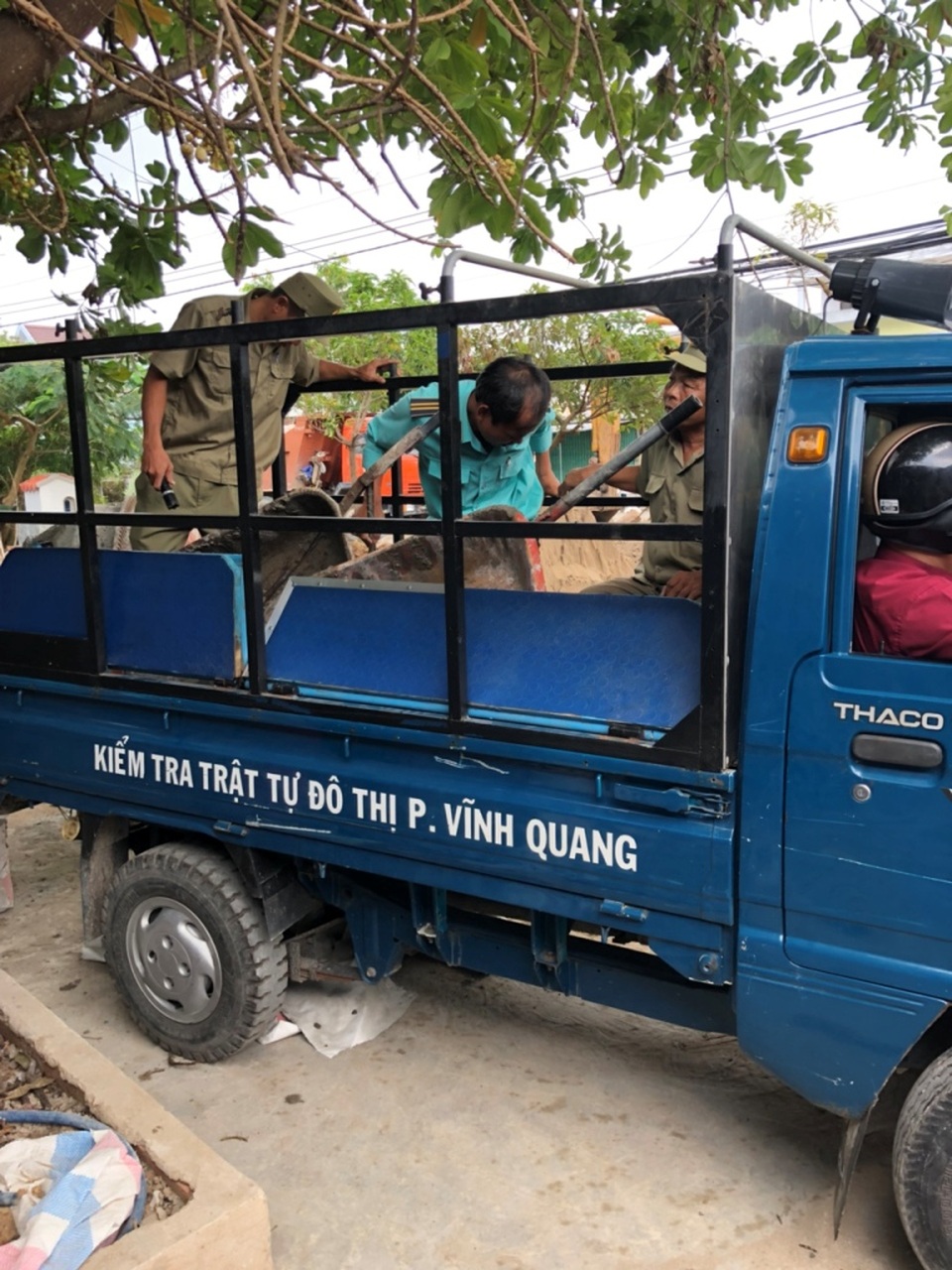 Chủ tịch phường chỉ đạo miệng tịch thu đồ của dân tại Kiên Giang! - 1 Chủ tịch phường chỉ đạo miệng tịch thu đồ của dân tại Kiên Giang! - 1