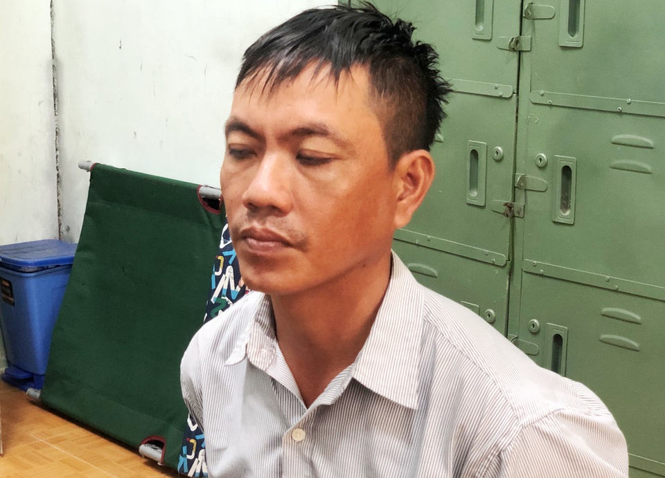 Bắt nam thanh niên vào tiệm vàng vờ mua rồi cướp - 1