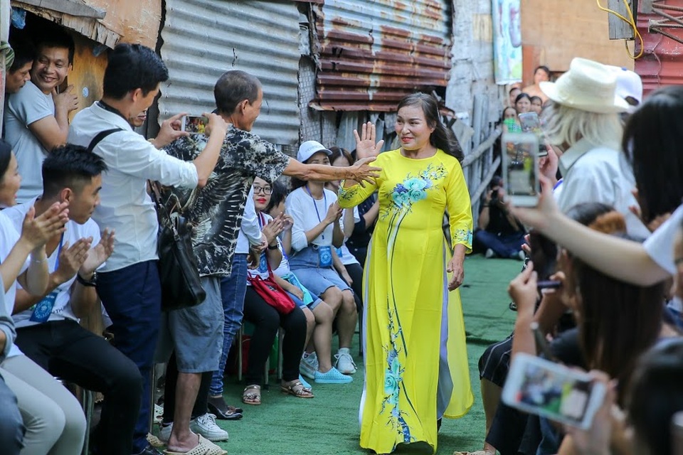 Ngày 20/10 đặc biệt của những phụ nữ cửu vạn, nhặt ve chai ở Hà Nội - 9 Ngày 20/10 đặc biệt của những phụ nữ cửu vạn, nhặt ve chai ở Hà Nội - 9