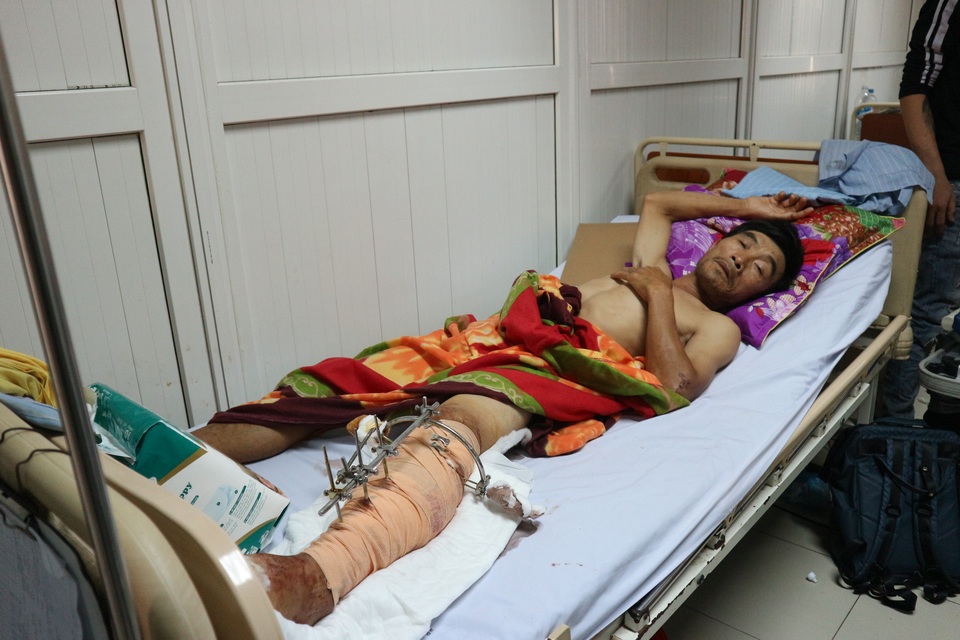 Xót thương gia đình 4 người gặp nạn vật vã trong bệnh viện - 4 Xót thương gia đình 4 người gặp nạn vật vã trong bệnh viện - 4