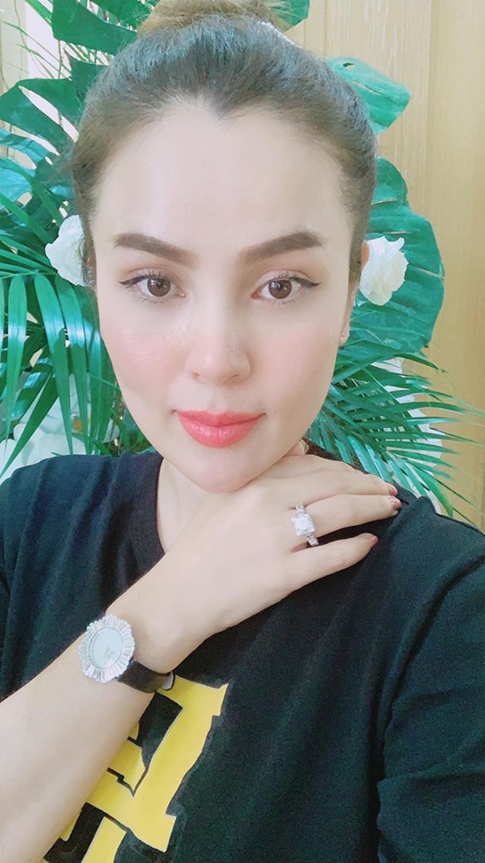 Hoa hậu Phương Lê chi tiền tỷ tự mua quà 20/10 - 1 Hoa hậu Phương Lê chi tiền tỷ tự mua quà 20/10 - 1