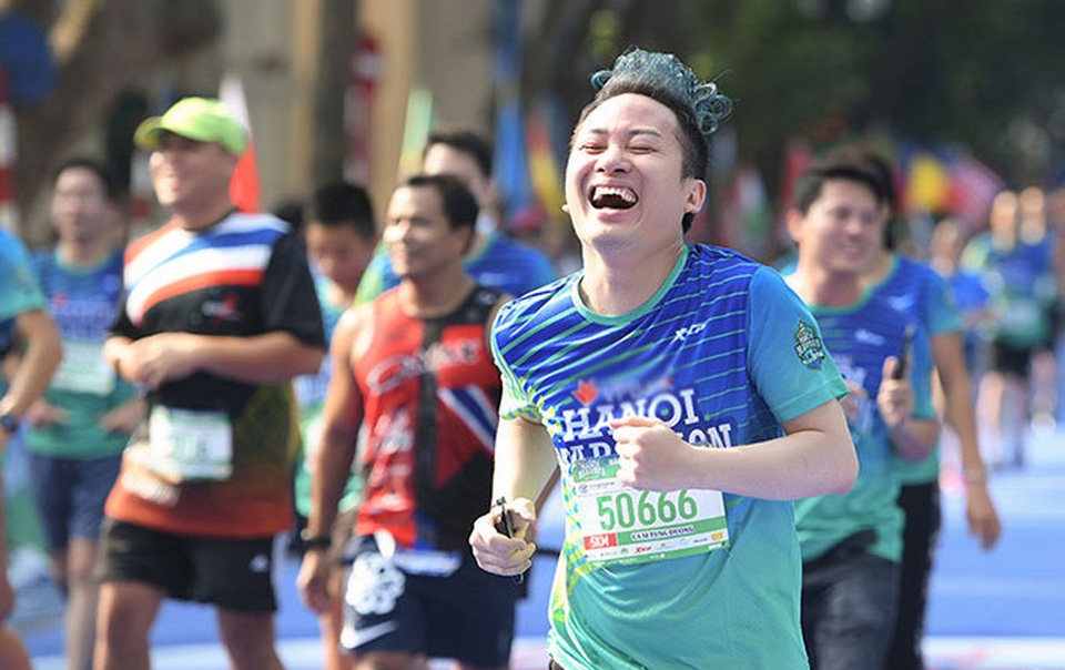 Tự Long, Thành Trung hào hứng thi chạy ở Hồ Gươm - 1 Tự Long, Thành Trung hào hứng thi chạy ở Hồ Gươm - 1