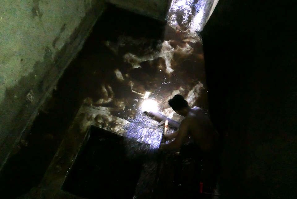 Nước vẫn đặc sệt, nhầy nhụa dầu thải khi rửa bể chung cư Hà Nội - 9 Nước vẫn đặc sệt, nhầy nhụa dầu thải khi rửa bể chung cư Hà Nội - 9