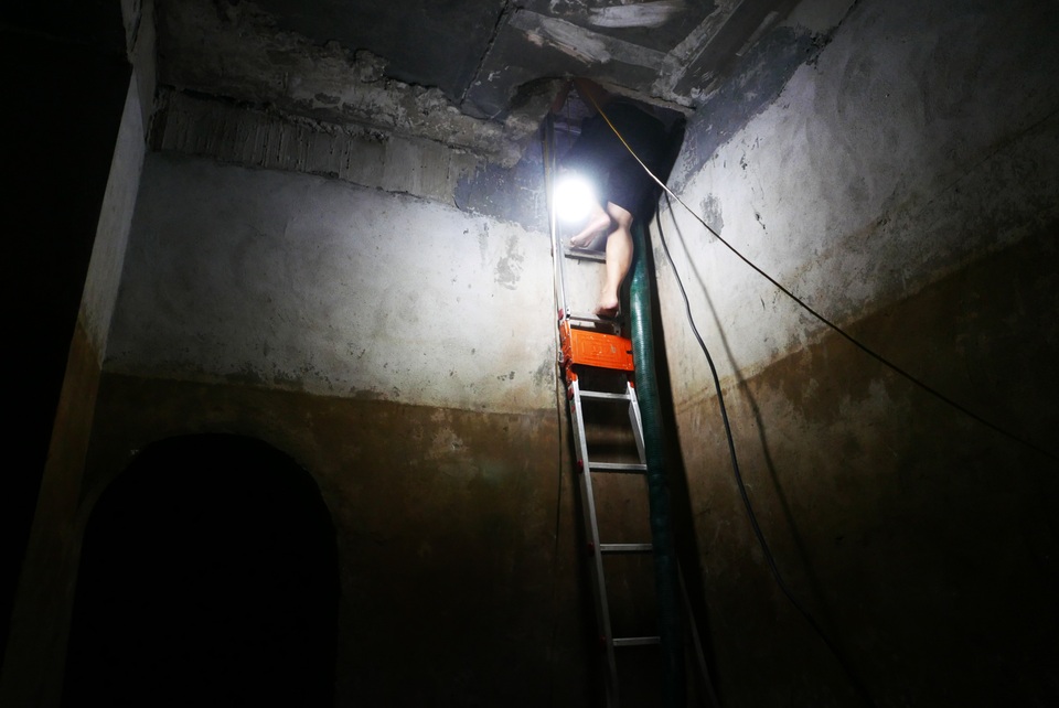Nước vẫn đặc sệt, nhầy nhụa dầu thải khi rửa bể chung cư Hà Nội - 4 Nước vẫn đặc sệt, nhầy nhụa dầu thải khi rửa bể chung cư Hà Nội - 4