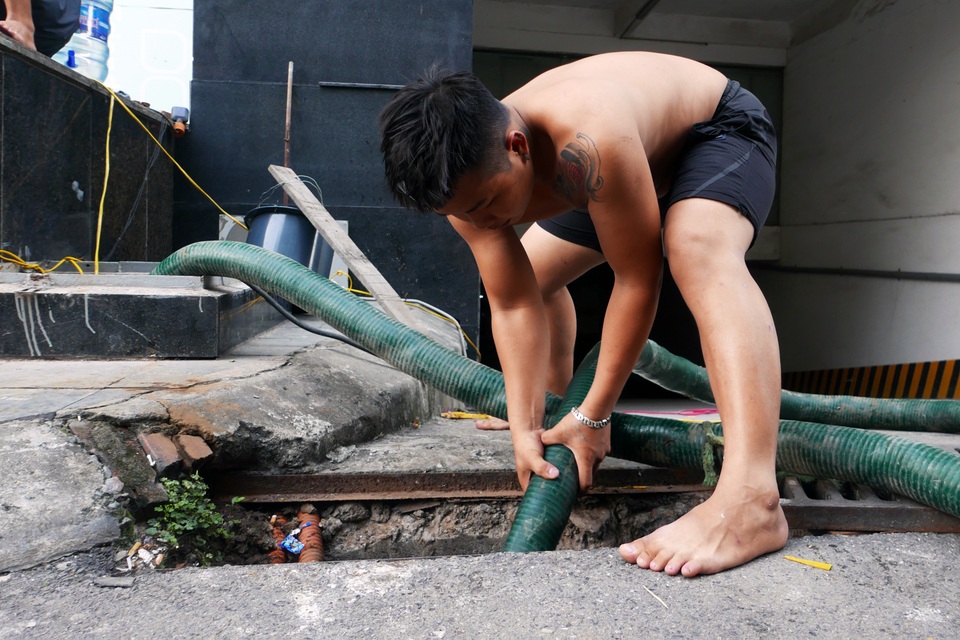 Nước vẫn đặc sệt, nhầy nhụa dầu thải khi rửa bể chung cư Hà Nội - 14 Nước vẫn đặc sệt, nhầy nhụa dầu thải khi rửa bể chung cư Hà Nội - 14