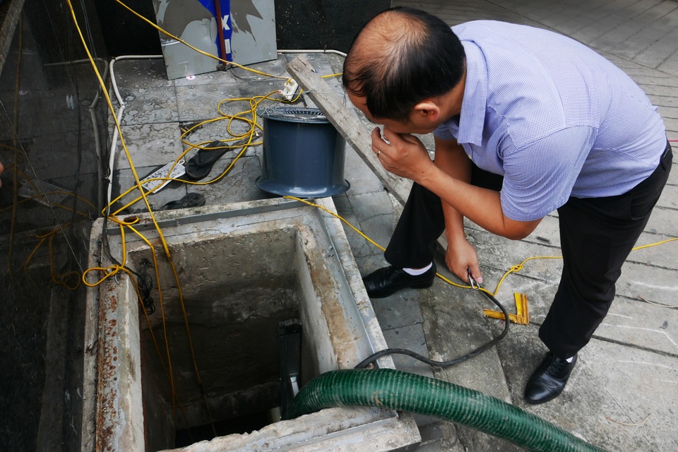 Nước vẫn đặc sệt, nhầy nhụa dầu thải khi rửa bể chung cư Hà Nội - 1 Nước vẫn đặc sệt, nhầy nhụa dầu thải khi rửa bể chung cư Hà Nội - 1