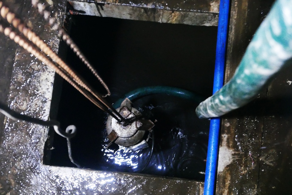 Nước vẫn đặc sệt, nhầy nhụa dầu thải khi rửa bể chung cư Hà Nội - 10 Nước vẫn đặc sệt, nhầy nhụa dầu thải khi rửa bể chung cư Hà Nội - 10