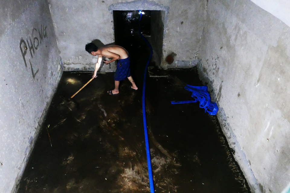 Nước vẫn đặc sệt, nhầy nhụa dầu thải khi rửa bể chung cư Hà Nội - 5 Nước vẫn đặc sệt, nhầy nhụa dầu thải khi rửa bể chung cư Hà Nội - 5