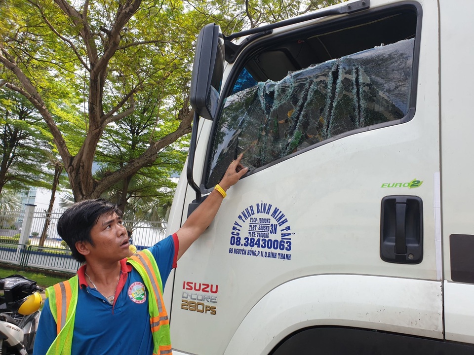 Tài xế bị đôi nam nữ cầm kiếm truy sát giữa đường - 2 Tài xế bị đôi nam nữ cầm kiếm truy sát giữa đường - 2