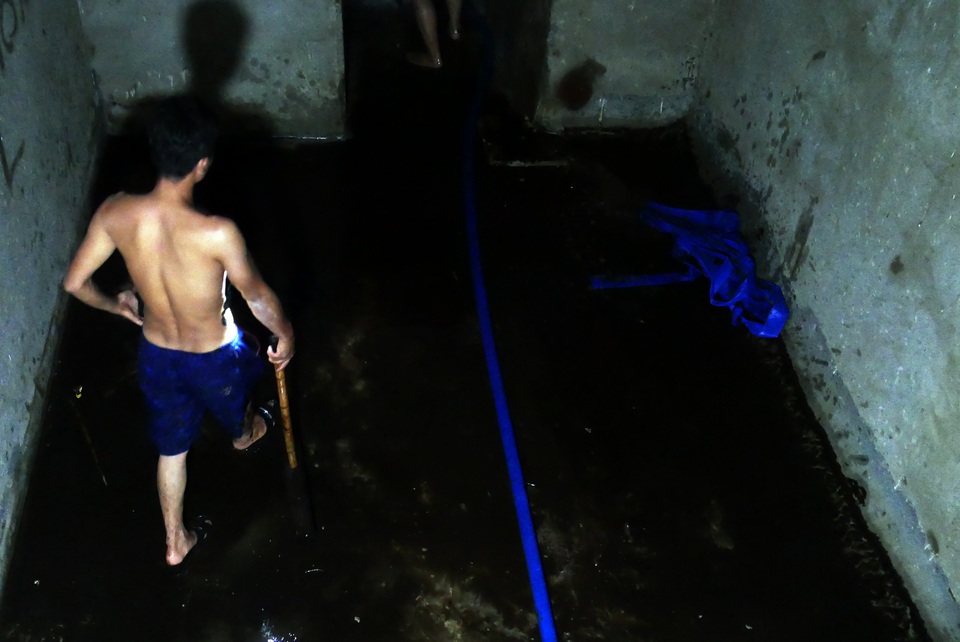 Nước vẫn đặc sệt, nhầy nhụa dầu thải khi rửa bể chung cư Hà Nội - 12 Nước vẫn đặc sệt, nhầy nhụa dầu thải khi rửa bể chung cư Hà Nội - 12