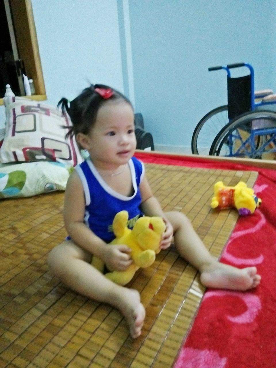 Nhìn bé gái bị ung thư hành hạ hỏng một mắt mà lòng tôi như quặn lại! - 1 Nhìn bé gái bị ung thư hành hạ hỏng một mắt mà lòng tôi như quặn lại! - 1
