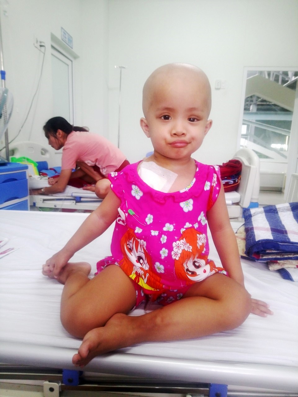 Nhìn bé gái bị ung thư hành hạ hỏng một mắt mà lòng tôi như quặn lại! - 6 Nhìn bé gái bị ung thư hành hạ hỏng một mắt mà lòng tôi như quặn lại! - 6