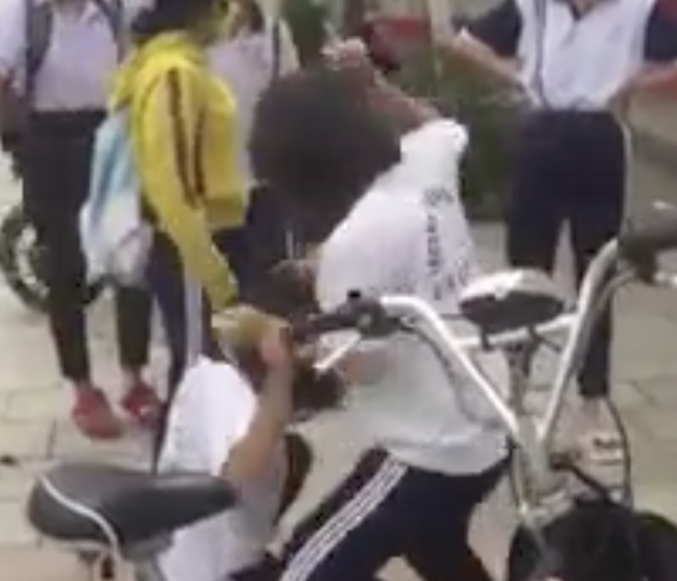 Một nữ sinh bị hơn chục nữ sinh đánh hội đồng - 1 Một nữ sinh bị hơn chục nữ sinh đánh hội đồng - 1