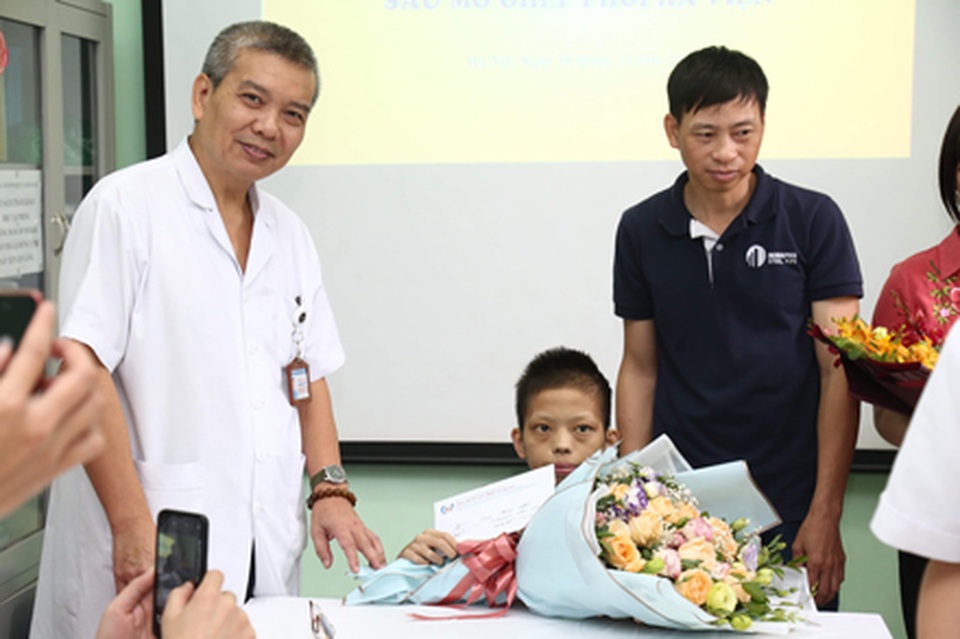 Cậu bé từng bị gia đình in ảnh thờ nói lời tạm biệt tử thần! - 4