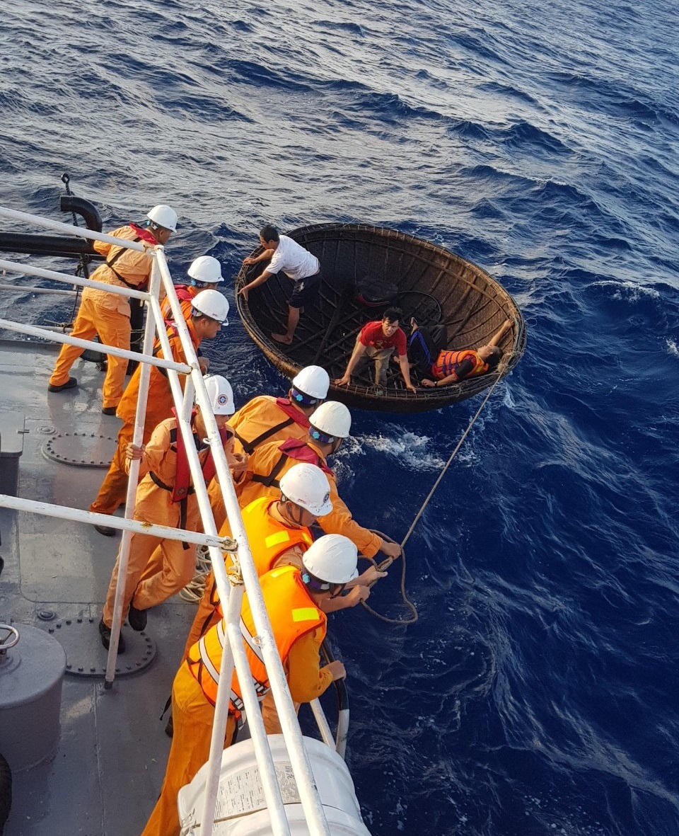 Vượt hơn 250 hải lý cứu thuyền viên bị nạn ở Trường Sa - 1