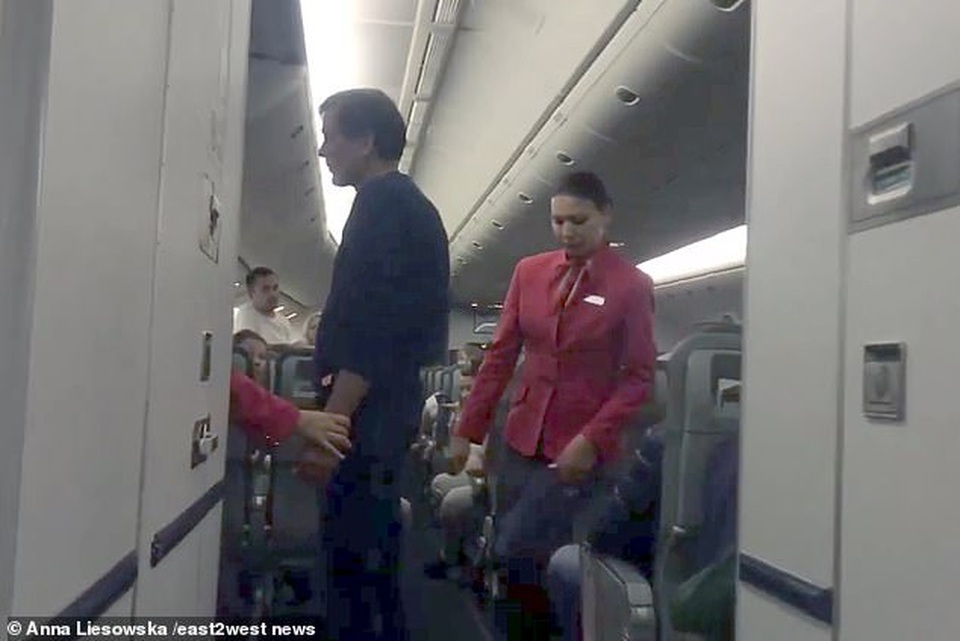 Khách say lao tới cửa thoát hiểm đòi mở khi bay ở độ cao hơn 10.000m - 1 Khách say lao tới cửa thoát hiểm đòi mở khi bay ở độ cao hơn 10.000m - 1