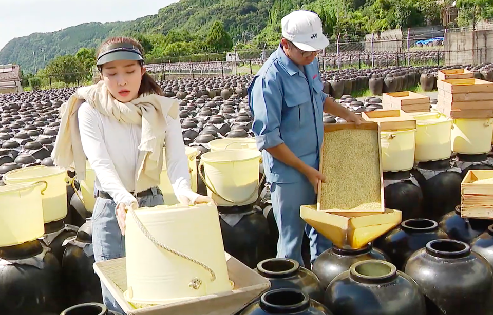 Việt Anh ôm Quỳnh Nga thân mật trên sóng truyền hình - 9 Việt Anh ôm Quỳnh Nga thân mật trên sóng truyền hình - 9