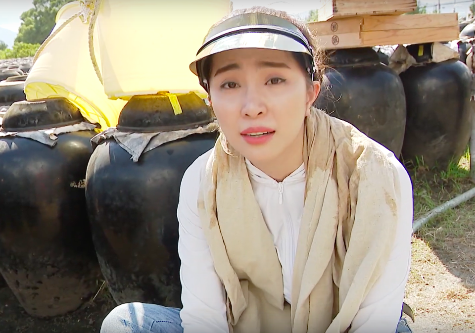 Việt Anh ôm Quỳnh Nga thân mật trên sóng truyền hình - 8 Việt Anh ôm Quỳnh Nga thân mật trên sóng truyền hình - 8