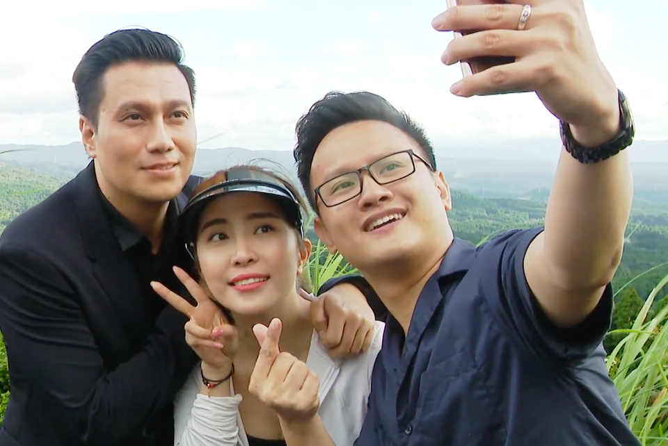 Việt Anh ôm Quỳnh Nga thân mật trên sóng truyền hình - 10 Việt Anh ôm Quỳnh Nga thân mật trên sóng truyền hình - 10