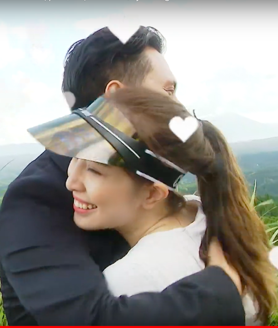 Việt Anh ôm Quỳnh Nga thân mật trên sóng truyền hình - 13 Việt Anh ôm Quỳnh Nga thân mật trên sóng truyền hình - 13