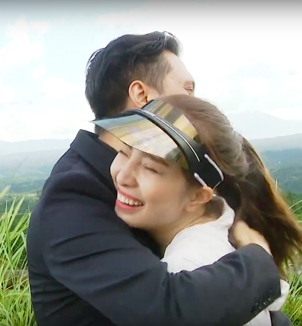 Việt Anh ôm Quỳnh Nga thân mật trên sóng truyền hình - 12 Việt Anh ôm Quỳnh Nga thân mật trên sóng truyền hình - 12