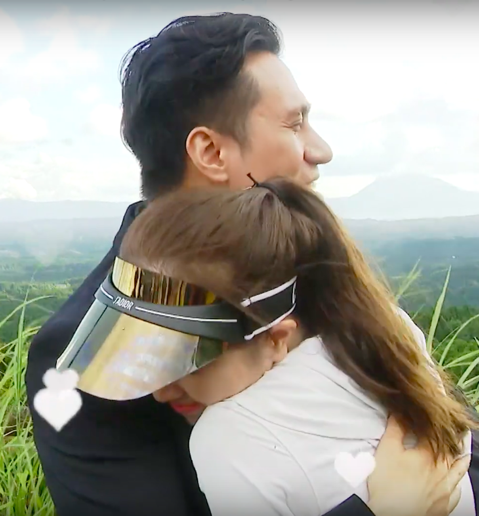 Việt Anh ôm Quỳnh Nga thân mật trên sóng truyền hình - 11 Việt Anh ôm Quỳnh Nga thân mật trên sóng truyền hình - 11