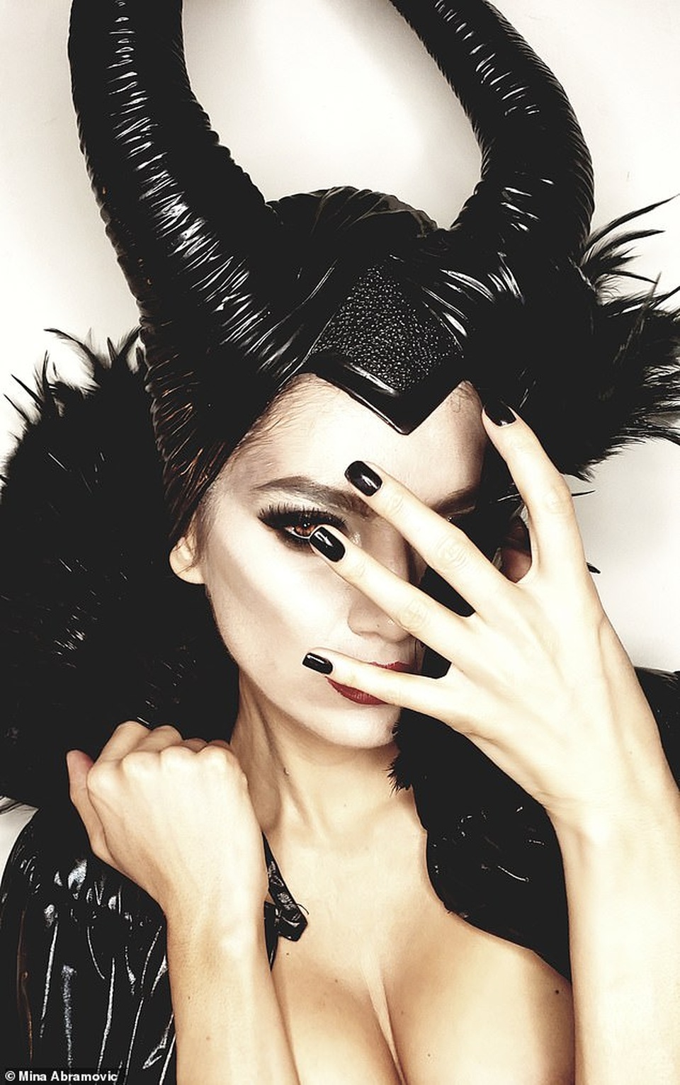 Blanca Blanco mặc táo bạo, hóa trang thành tiên hắc ám - 4