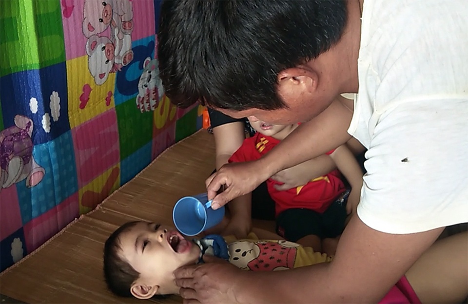 Bố mẹ nghèo khóc nghẹn, mơ hộp sữa cho 2 con thơ bại não - 1 Bố mẹ nghèo khóc nghẹn, mơ hộp sữa cho 2 con thơ bại não - 1