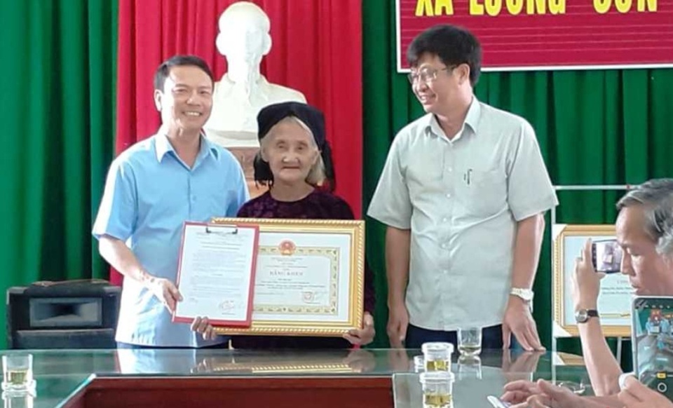 Cụ bà 83 tuổi quyết xin ra khỏi hộ nghèo được tặng Bằng khen - 1 Cụ bà 83 tuổi quyết xin ra khỏi hộ nghèo được tặng Bằng khen - 1