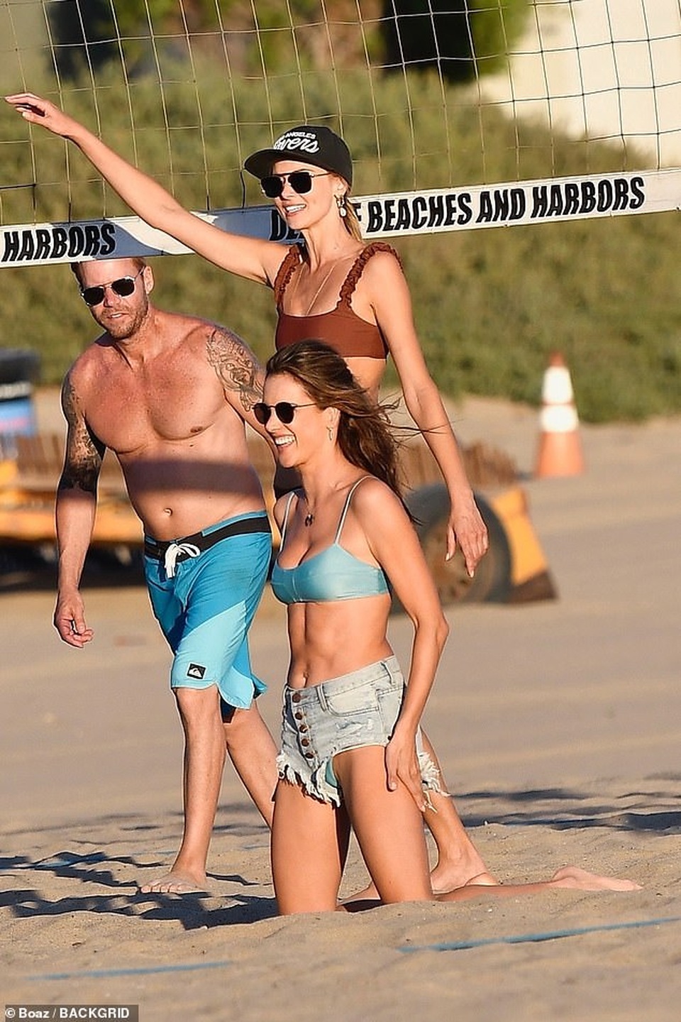 Alessandra Ambrosio khoe ngực căng đầy trên bãi biển - 9 Alessandra Ambrosio khoe ngực căng đầy trên bãi biển - 9
