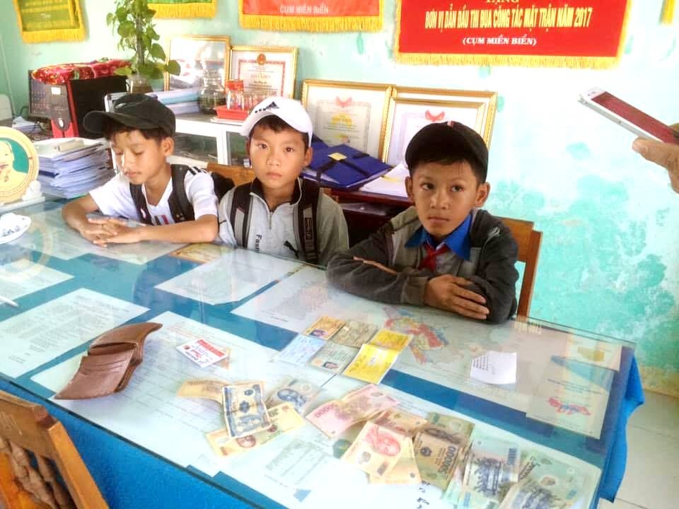 Ba em học sinh nhặt được của rơi Ba em học sinh nhặt được của rơi