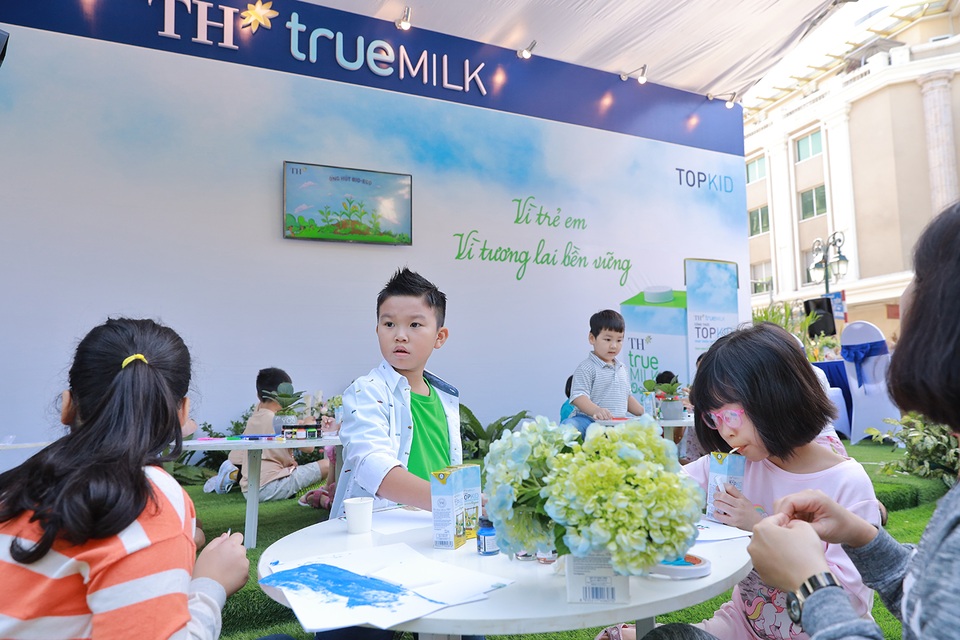 “Cậu bé biết tuốt” Minh Khang bị cuốn hút vào hoạt động bảo vệ môi trường tại phố đi bộ Hà Nội - 6 “Cậu bé biết tuốt” Minh Khang bị cuốn hút vào hoạt động bảo vệ môi trường tại phố đi bộ Hà Nội - 6