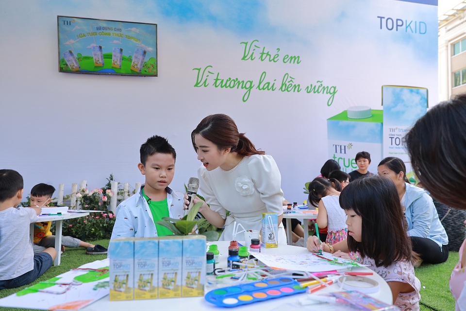 “Cậu bé biết tuốt” Minh Khang bị cuốn hút vào hoạt động bảo vệ môi trường tại phố đi bộ Hà Nội - 4 “Cậu bé biết tuốt” Minh Khang bị cuốn hút vào hoạt động bảo vệ môi trường tại phố đi bộ Hà Nội - 4