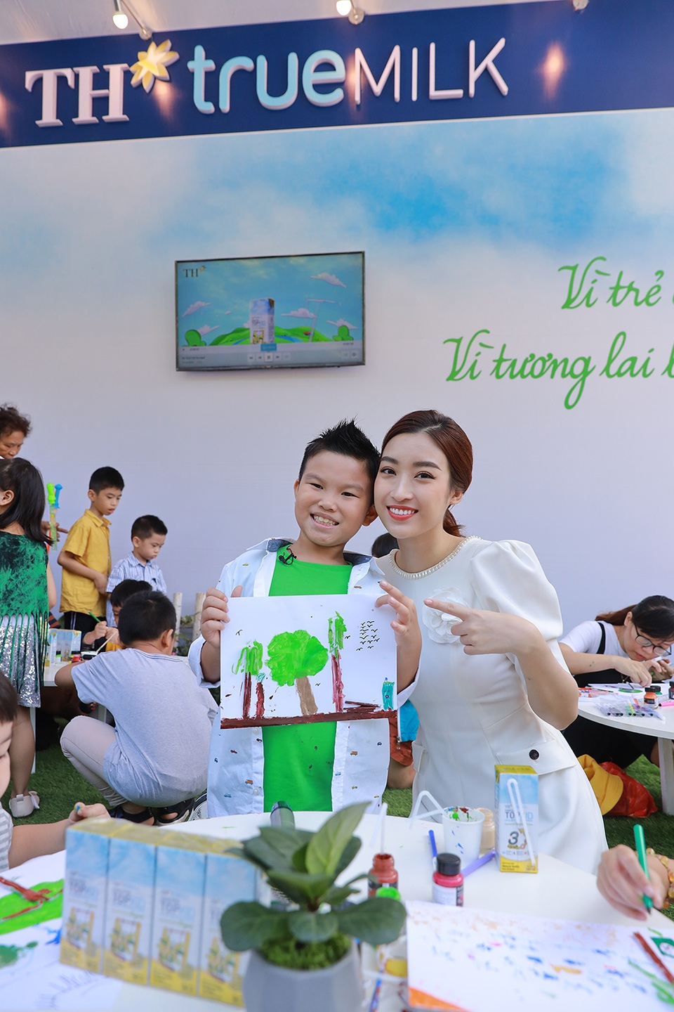 “Cậu bé biết tuốt” Minh Khang bị cuốn hút vào hoạt động bảo vệ môi trường tại phố đi bộ Hà Nội - 2 “Cậu bé biết tuốt” Minh Khang bị cuốn hút vào hoạt động bảo vệ môi trường tại phố đi bộ Hà Nội - 2