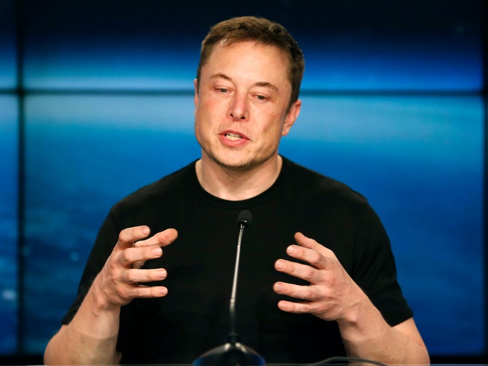 Lý do tỷ phú Elon Musk thường xuyên tự tay đập vỡ điện thoại của mình - 1 Lý do tỷ phú Elon Musk thường xuyên tự tay đập vỡ điện thoại của mình - 1