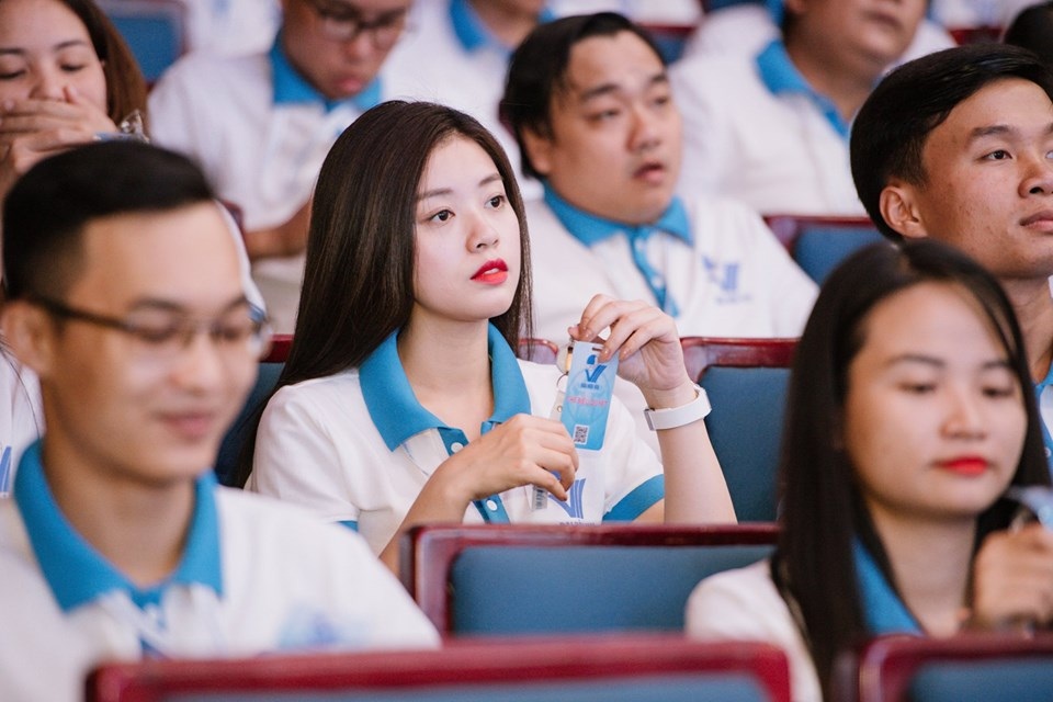 Hot girl Sao mai lại gây thương nhớ trong trang phục Đoàn viên - 2 Hot girl Sao mai lại gây thương nhớ trong trang phục Đoàn viên - 2