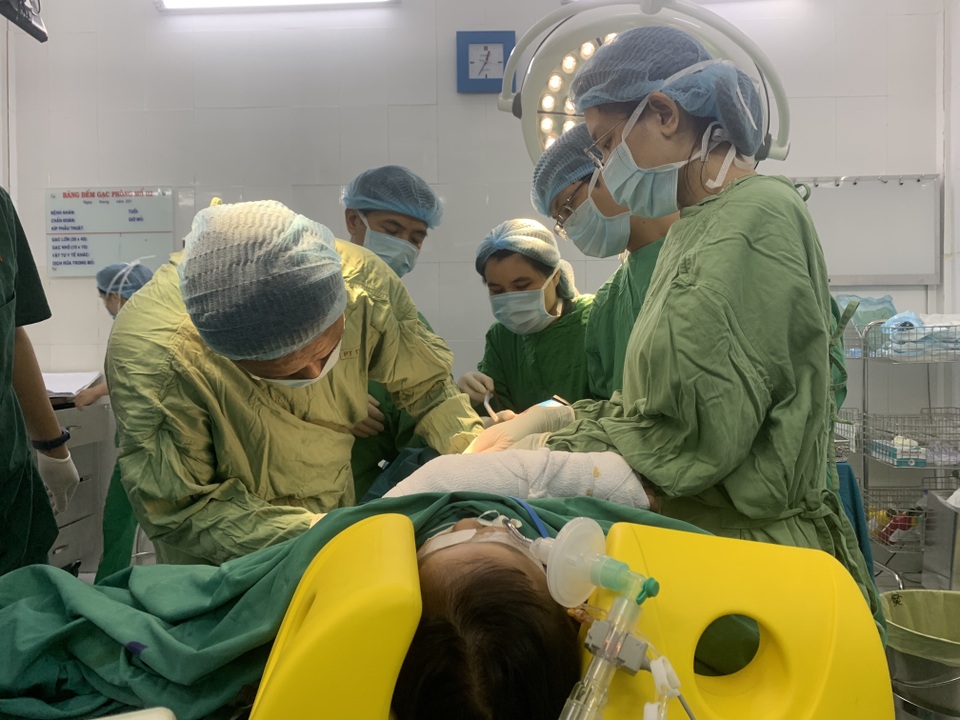 Báo động đỏ cứu bé gái trong vụ tai nạn mất cả cha và mẹ - 1 Báo động đỏ cứu bé gái trong vụ tai nạn mất cả cha và mẹ - 1