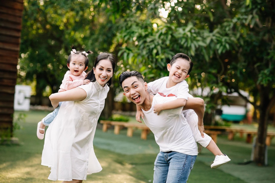 Khánh Thi thấy có lỗi vì không chu toàn được việc gia đình - 2 Khánh Thi thấy có lỗi vì không chu toàn được việc gia đình - 2