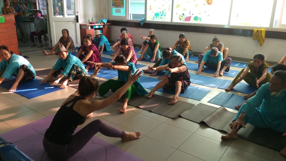 Lớp học yoga đặc biệt trước sảnh khoa ung bướu - 1 Lớp học yoga đặc biệt trước sảnh khoa ung bướu - 1