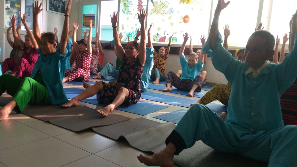 Lớp học yoga đặc biệt trước sảnh khoa ung bướu - 3 Lớp học yoga đặc biệt trước sảnh khoa ung bướu - 3