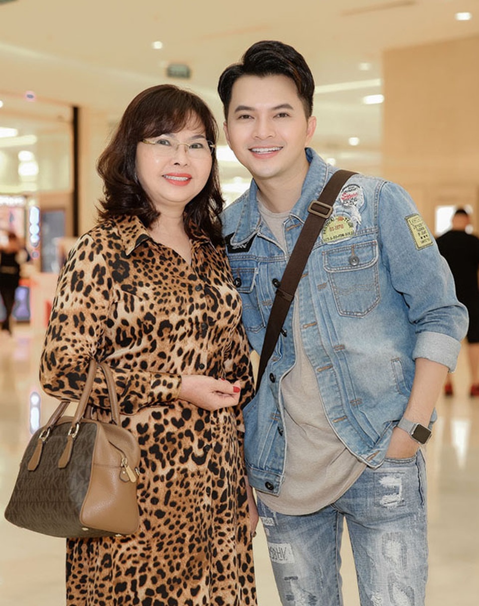 Lí do danh ca Phương Dung luôn xem con trai 52 tuổi như đứa trẻ lên 2 - 3 Lí do danh ca Phương Dung luôn xem con trai 52 tuổi như đứa trẻ lên 2 - 3