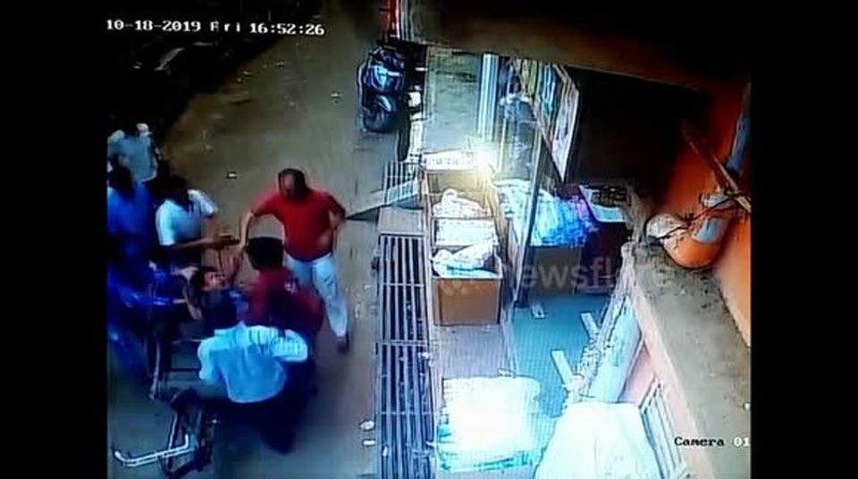 Ngã từ tầng cao xuống, bé trai thoát chết như có phép màu - 1